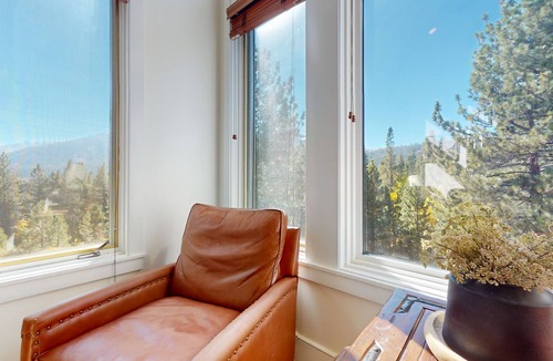 Mammoth Lakes House | Remodeled & Beautiful. Hot Tub, Gas Grill. Quiet Location, Near Biking Trails