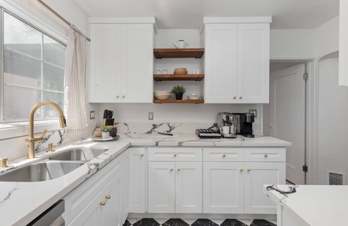 Pico - Robertson Apartment | Remodeled Pico-Robertson Apt · 3BR + Parking