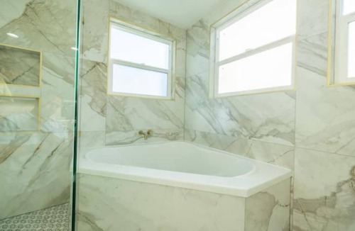 Lake Area House | Renovated 5B4B Luxury home @Fremont with King Suite