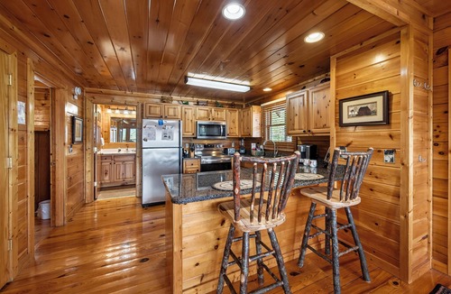 Pigeon Forge Cabin | Resort setting w/awesome Mtn views! Self checkin, close to Nat’l Park! Sleeps 6