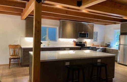 Tahoma House | Retro Home in Chamberlands - Beach Access
