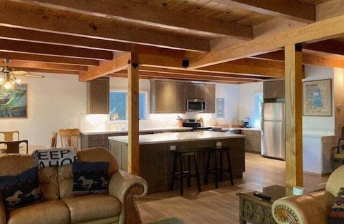 Tahoma House | Retro Home in Chamberlands - Beach Access