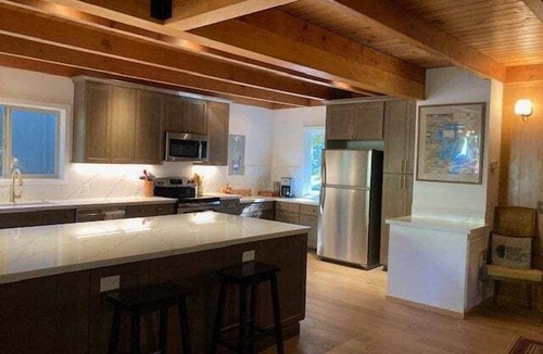 Tahoma House | Retro Home in Chamberlands - Beach Access