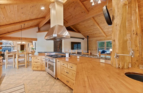 Deschutes River Woods Cabin | Risa Cabin: Private Lake, Hot Tub, Ideal for Families