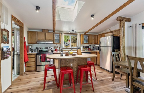 Trail House | 'RIVER HAVEN' is a serene riverside cabin on the Rogue River