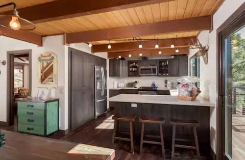 Upper Moonridge Ski Chalet | "Robins Nest" Ski Slope Views, spa, new pool tbl, pets welcome.
