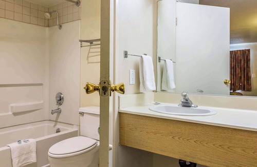 Castaic Hotel | Rodeway Inn Magic Mountain Area