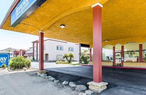 Canyon Lake Hotel | Rodeway Inn & Suites Canyon Lake-Menifee West