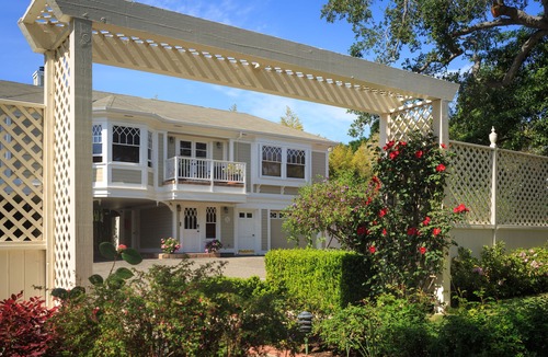 Oak Park Apartment | Romance in Santa Barbara in the Tweedledum Suite