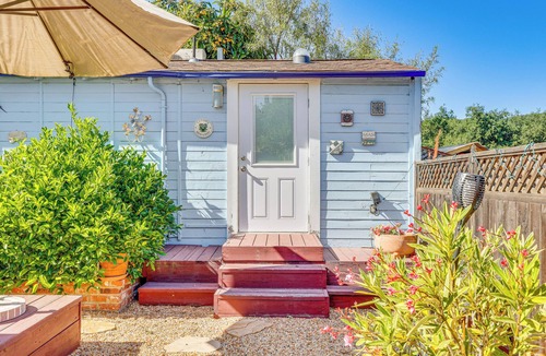 Fetters Hot Springs-Agua Caliente Cottage | Romantic Casita w/Garden + Deck 2 Miles to Plaza!