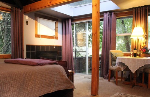 Northwood Cottage | Romantic Getaway in Russian River; Dog Friendly!