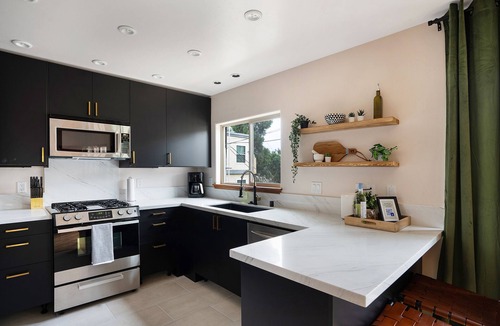 Mission Hills House | Rooftop City/Water Views - Jacuzzi - King Beds - Central Location