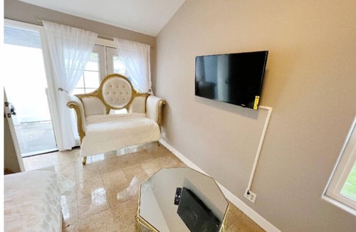 Canoga Park House | Royal Comfort