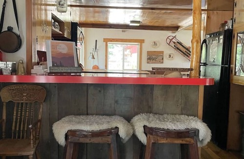 Wrightwood Cabin | RR · FrPlace/firepit/Wifi/kid/pet friendly/1120 SqFt