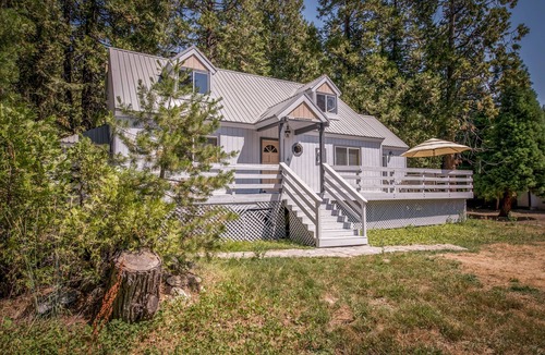 Shaver Lake Cabin | Rustic cabin conveniently located right by town with space for all