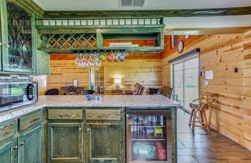 Tulare House | Rustic California Vacation Rental w/Rooftop Patio