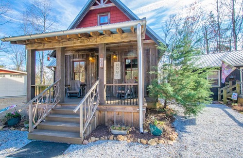 Hendersonville House | Rustic-chic 2BR Cabin w Clawfoot Tub Near Trails