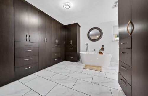 Leon Valley House | San Antonio Retreat 5BR Sleeps 9 -Near Fiesta TX home