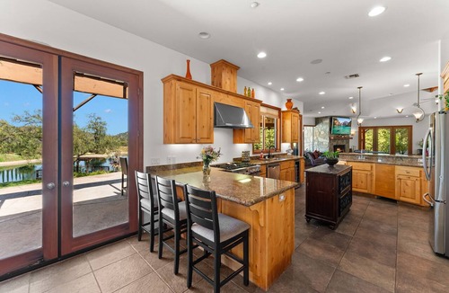 Fallbrook House | San Diego -Fallbrook- LAKEFRONT resort Style Lakehouse w/Pool,Spa, Beaches close