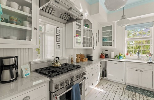 East Beach House | Savannah Cottage SSI-Family Run-Steps to Beach-Heated Pool-Golf Cart Rental