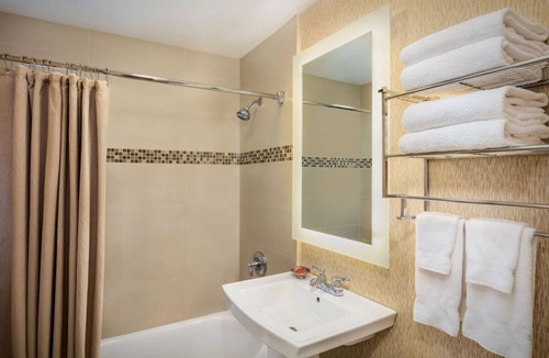 Central Mission Beach Hostel | Savor An Exhilarating Experience! Garden View, Pool, Easy Access To The Beach!