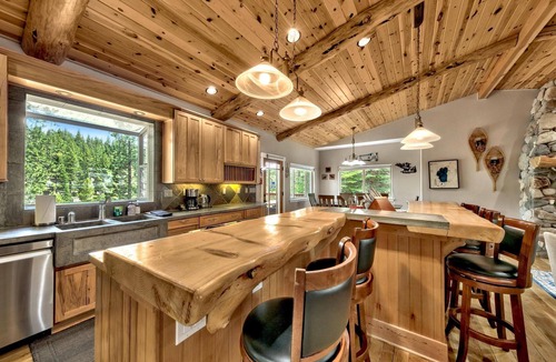 Tahoe Paradise Cabin | Saxon Creek Backyard Trail, Hot Tub, Pool Table, EV Plug, Forest Land