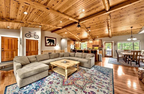 Tahoe Paradise Cabin | Saxon Creek Backyard Trail, Hot Tub, Pool Table, EV Plug, Forest Land