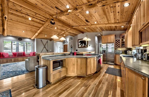 Tahoe Paradise Cabin | Saxon Creek Backyard Trail, Hot Tub, Pool Table, EV Plug, Forest Land