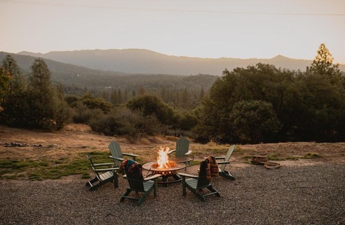 Mariposa Ski Chalet | Scenic View Timber Lodge HotTub by Casa Oso