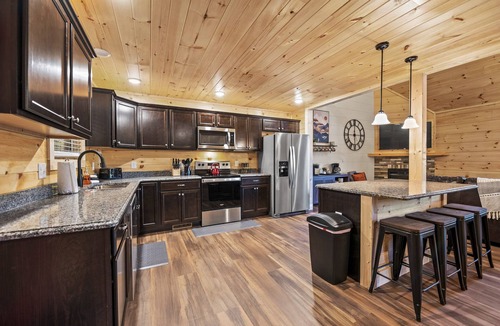 Smoky Mountains Cabin | Serene VIEWs! Hot Tub! Public Pool! Location! Firepit! Gameroom