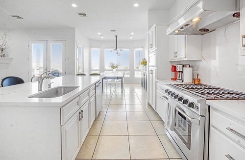 Magnesia Falls Cove House | Serene Volleyball Estate w/Majestic Views Pristine