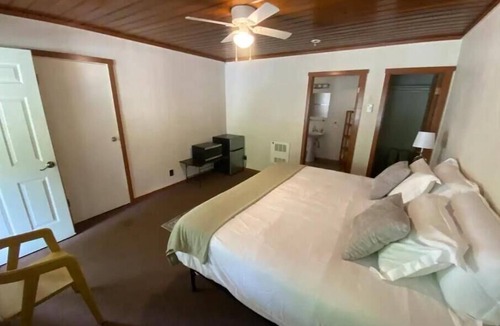 Orosi Hotel | Seven Circles Lodge&Retreat,up to 30+ guests near Kings Canyon National Park