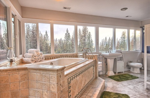 Mariposa Cabin | Shanks' lodge is the ultimate home in the woods for large groups.