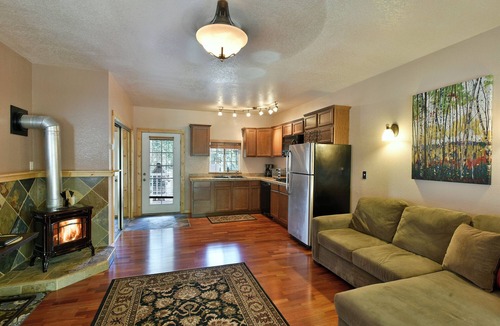 Mount Shasta Ski Chalet | Shasta Cottage, A romantic get-away in Mt. Shasta.