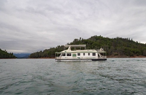 Lakehead Boat Rental | Shasta Marina's Mirage I Houseboat