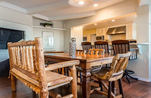 Sherman Oaks House | Sherman Oaks Retreat Pool + Hot Tub + Panoramic Views | Sleeps 16 | Oak Hills
