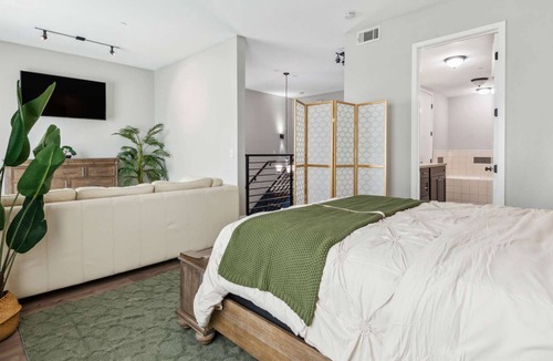 East Village Condo | Shoreline Zen - 7 Day Min. - 2 Bed/1.5 Bath 1800sqft Loft - Beach