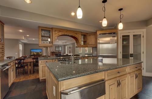 Black Bart House | Shuffleboard Table, Spa, Pool Table, Foosball, 5 mins to Heavenly, Lake, Casinos: Black Bart Estate