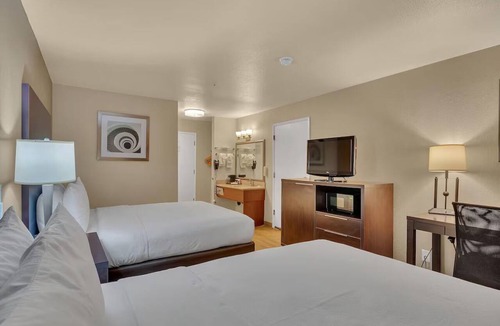 Vallejo Hotel | Six Flags 2 QueenBeds w/Breakfast & Pool