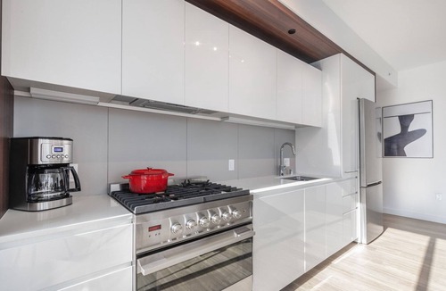 South Beach Apartment | Sleek Rincon Hill 2BR w/Gym, Movie Theater, nr. Facebook by Blueground