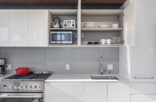 South Beach Apartment | Sleek Rincon Hill 2BR w/Gym, Movie Theater, nr. Facebook by Blueground