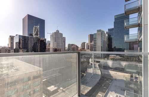 South Beach Apartment | Sleek Rincon Hill 2BR w/Gym, Movie Theater, nr. Facebook by Blueground