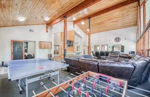 Musick Ridge Cabin | Sleeps 26 people. 1 of a kind Lodge. Large families, team bonding, retreats!