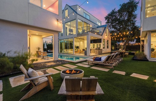 Bouldin House | Sleeps 32, Private Compound Hot Tub + Game Room + Sauna | Bouldin Collective