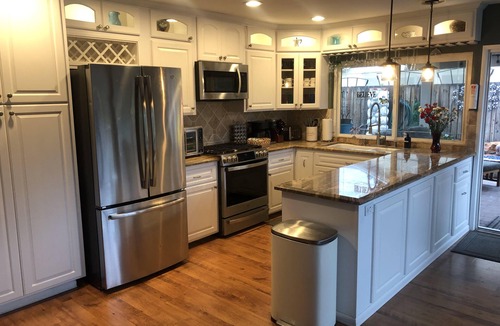 Simi Valley House | Sleeps 6 - 3 Bedroom - King - Queen - 2 Twins - Jacuzzi - Full Kitchen - Laundry