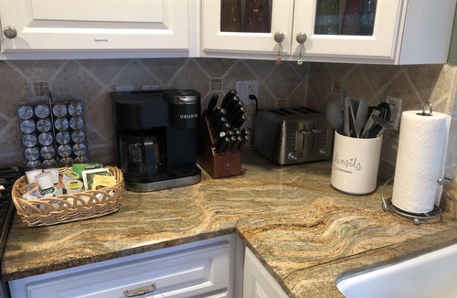 Simi Valley House | Sleeps 6 - 3 Bedroom - King - Queen - 2 Twins - Jacuzzi - Full Kitchen - Laundry