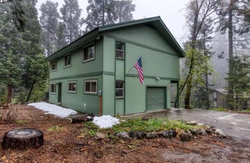 Sierra Cedars Cabin | Smoke Tree Getaway in Shaver Lake - Pet friendly!