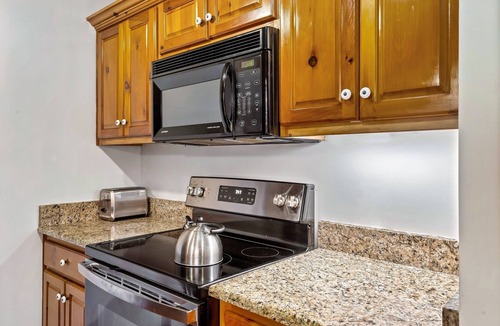 Gatlinburg Cabin | Smokies Spring & Summer Break: Arcade, Hot-Tub, BBQ, Movies, Gatlinburg