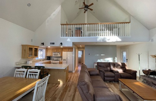 Running Springs House | Snow Valley:10 min. Easy Drive Up/Down. CLEAN! 1900 sf. Jacuzzi Tubs. Discounts!