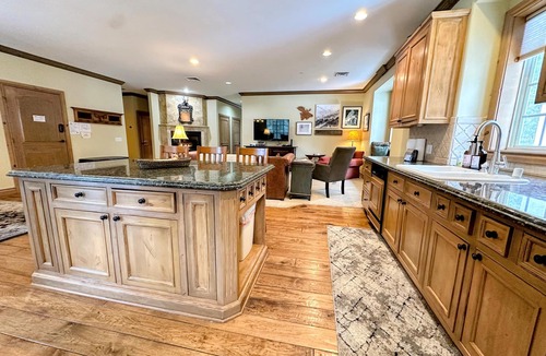 Mammoth Lakes Cabin | Sonenalp’s Charming Chalet: Luxury, Location & Relaxation Steps from Canyon